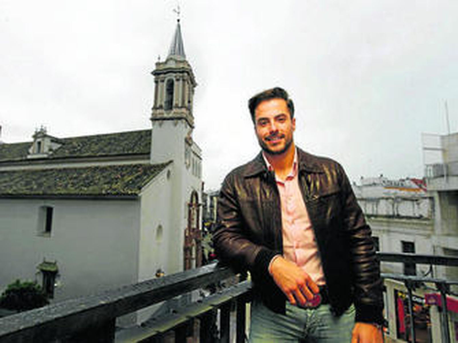Antonio Rivera, en el balcón de 'Huelva Información', con la iglesia de la Concepción de fondo.