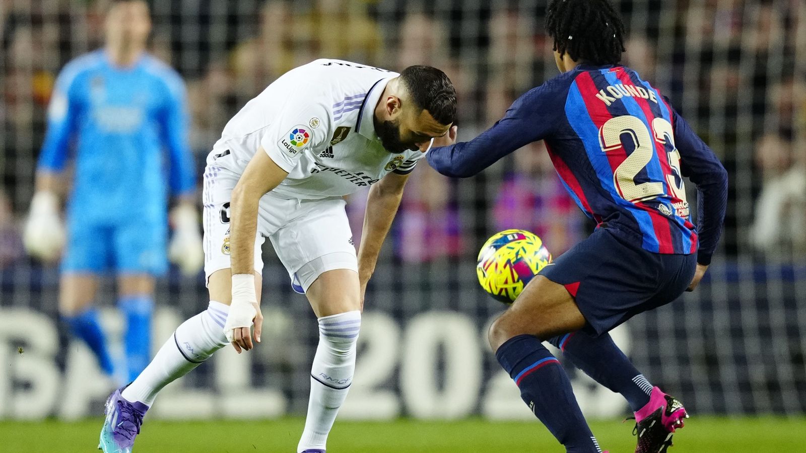 Benzema disputa un balón a Kounde.