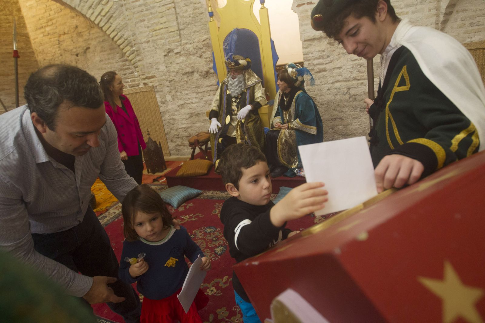 Niños entregando hace unos años sus cartas al emisario real en el Alcázar de Jerez.