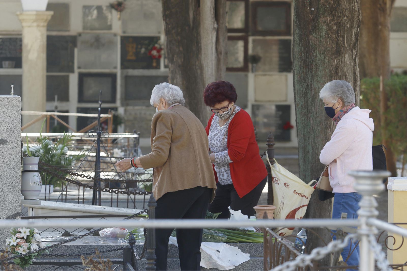 El covid-19 motiva un Día de los Santos de recogimiento en los cementerios de Córdoba