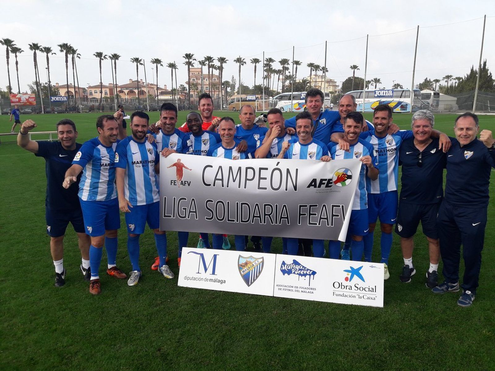 Los Málaga Forever celebran su título.