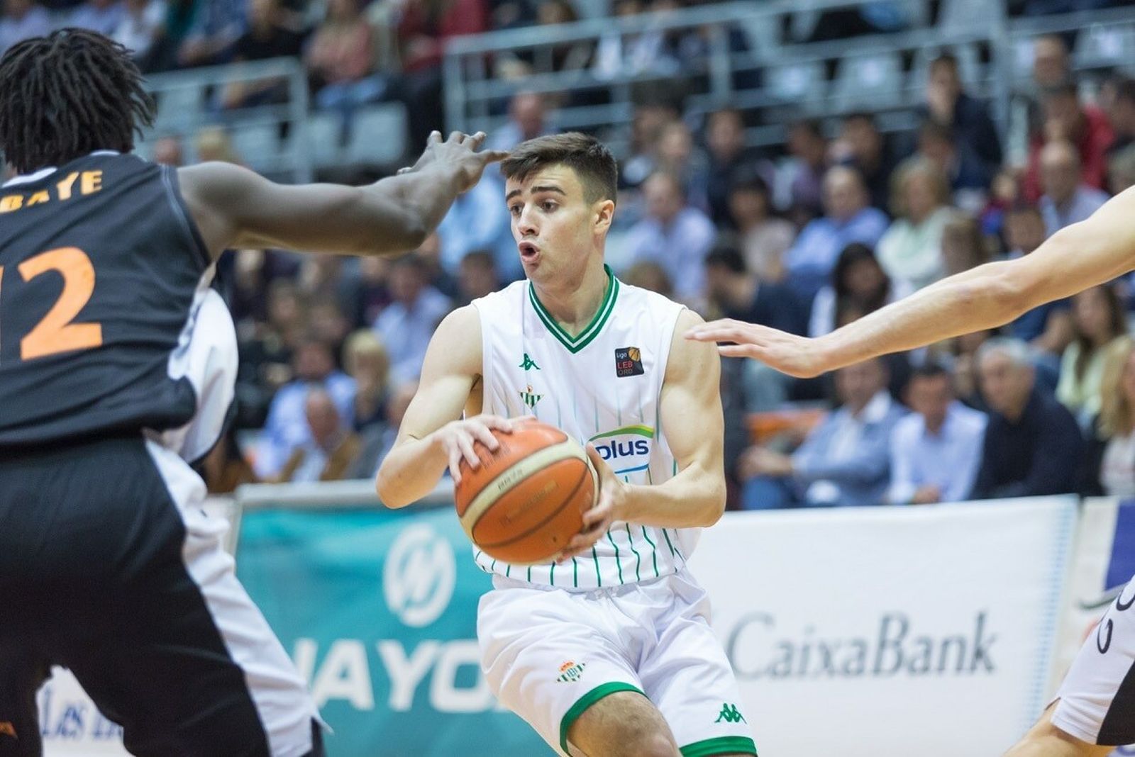 Da Silva maneja la pelota en el partido contra el Força Lleida.