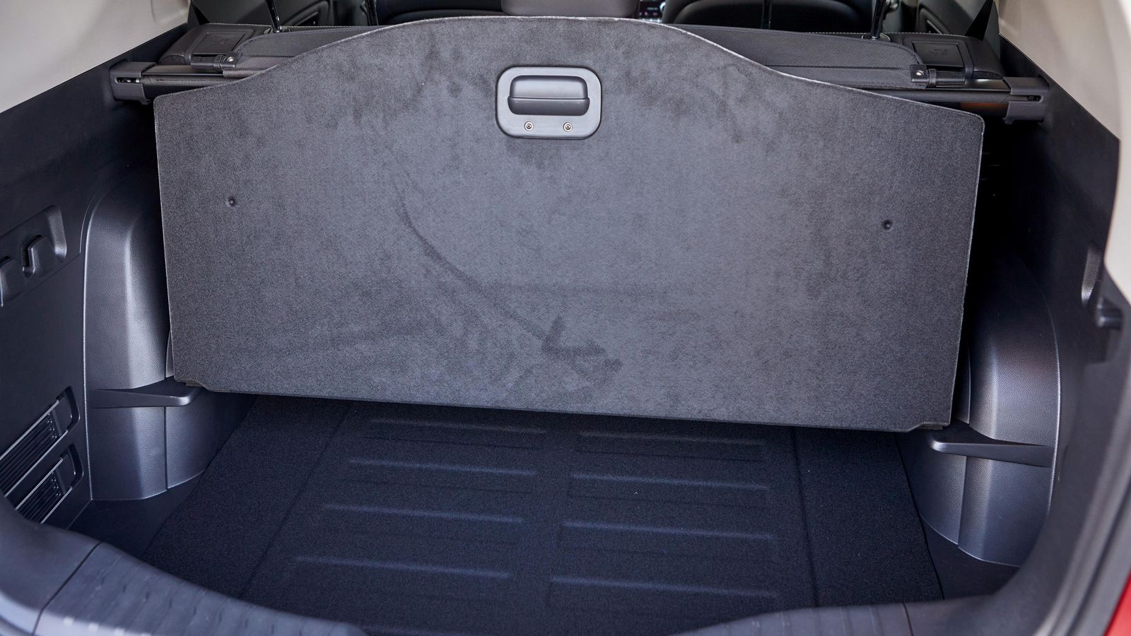 El suelo móvil divide el maletero en dos zonas. En las versiones GLP se pierde la inferior dado que la ocupa el depósito adicional para este combustible.