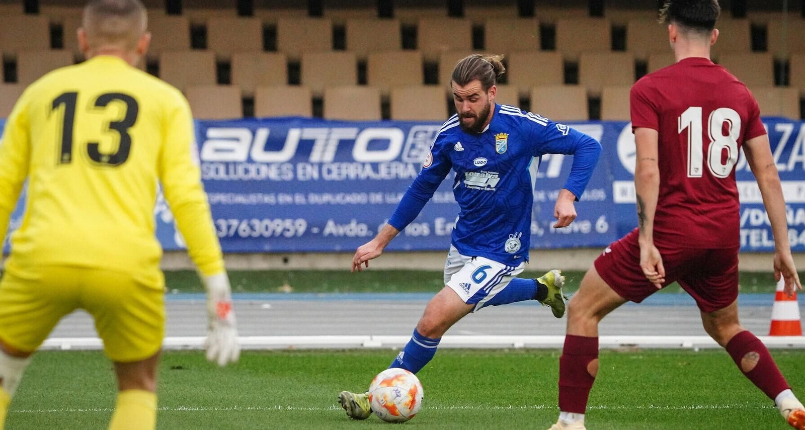 Alberto García golpea el balón en un partido con el Xerez CD.
