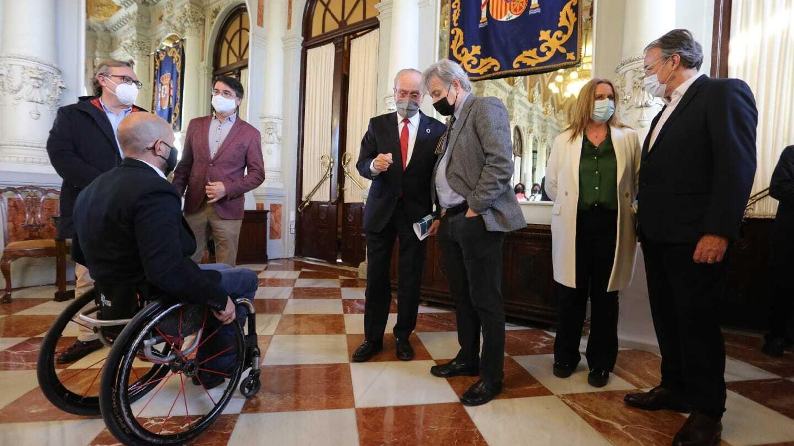 El alcalde y otras autoridades en los momentos previos a la presentación del concurso de ideas.