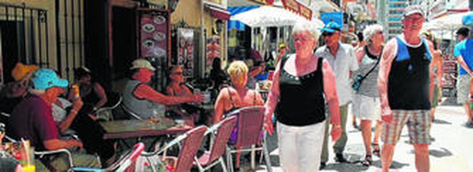 Varios extranjeros pasean por el centro de Torremolinos.