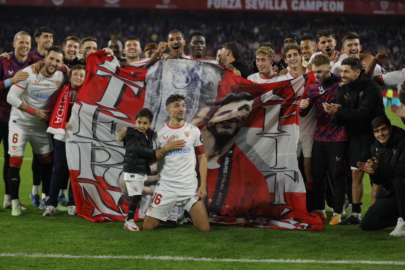 Todas las fotos de la celebración de Jesús Navas tras el partido