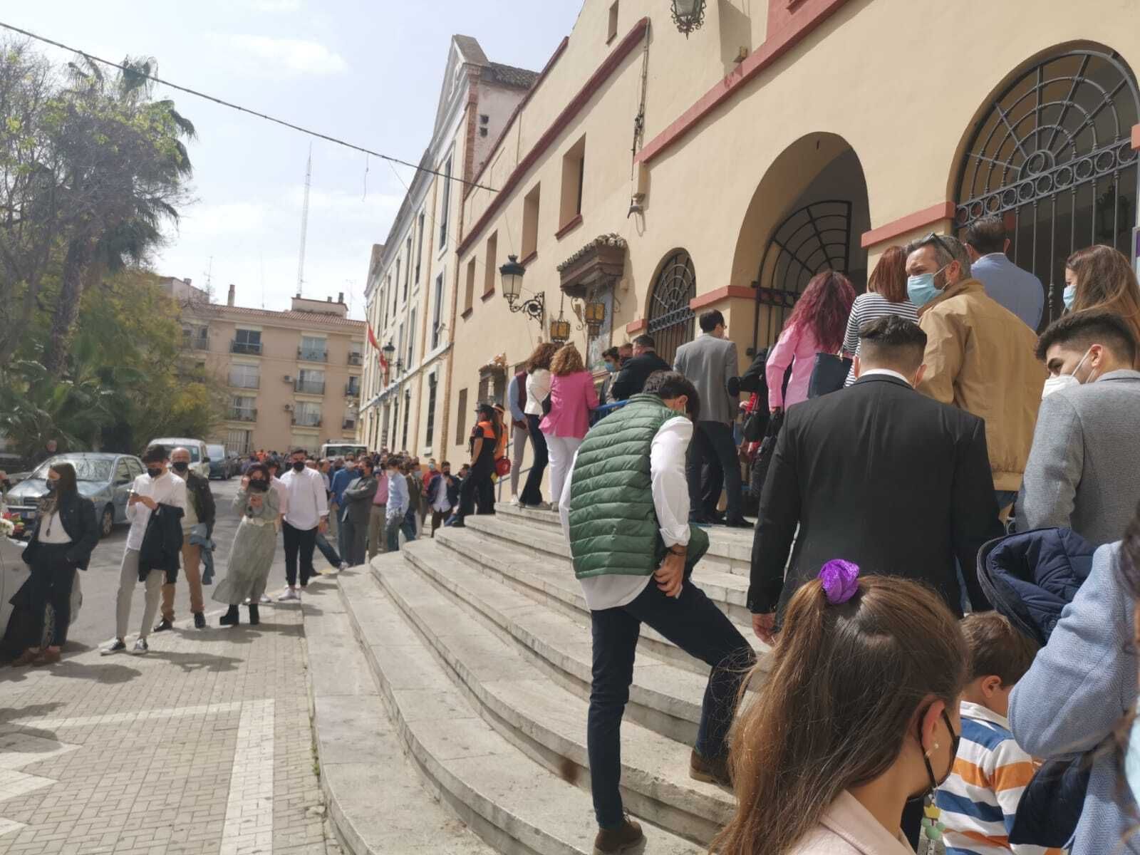 Puerta de la iglesia de la Divina Pastora y Santa Teresa en el barrio de Capuchinos.