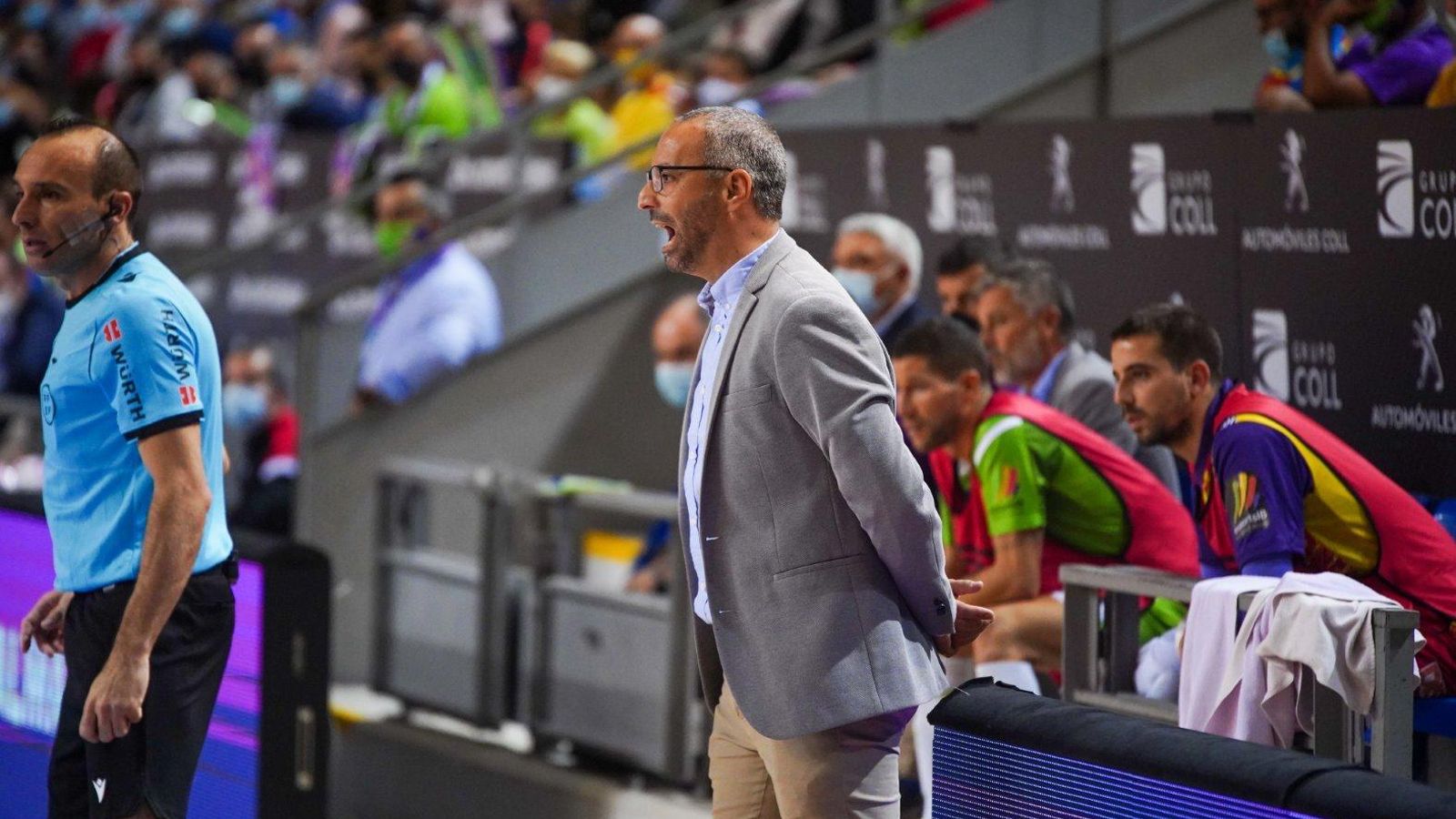 Dando instrucciones en la banda.