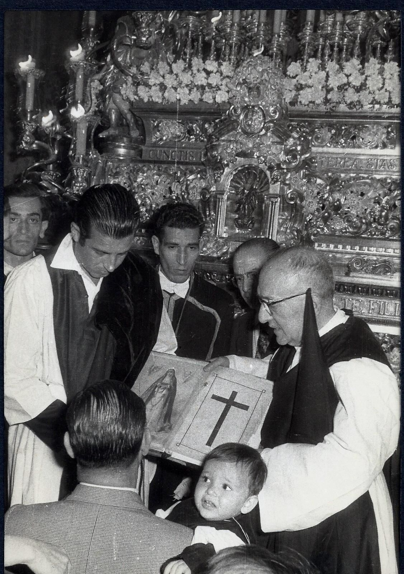 Antonio Ordóñez, vestido de nazareno de la Soledad de San Lorenzo.