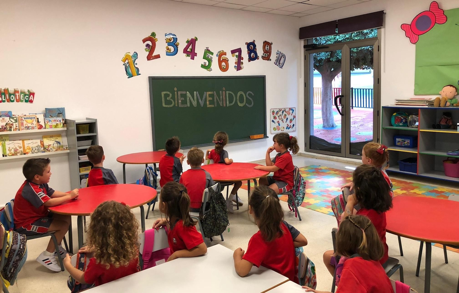 Niños en una clase del colegio El Pinar a principios de curso.