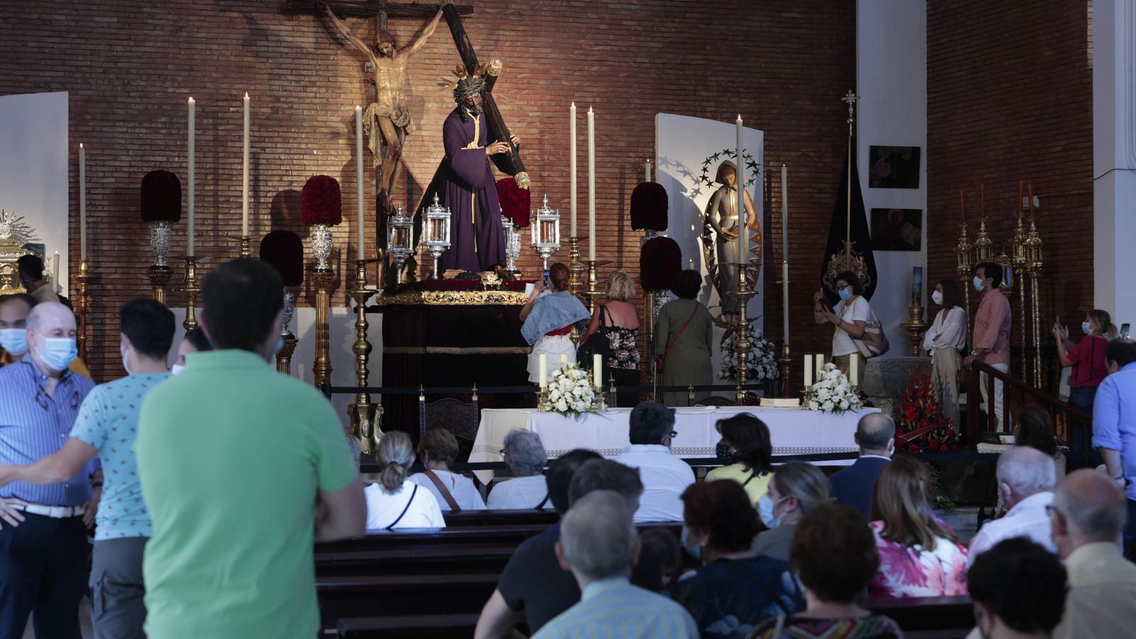 La parroquia de la Blanca Paloma estuvo repleta de fieles este domingo.