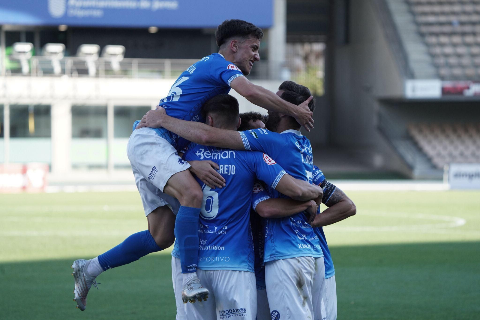 Los jugadores del Xerez DFC se abrazan tras anotar Carri el 1-0.