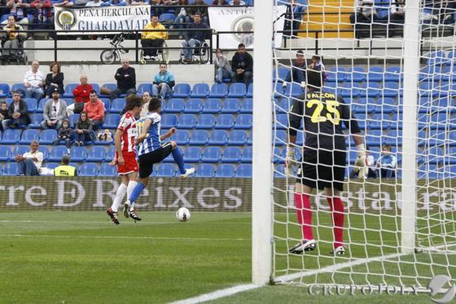 El Almería se lleva un punto del Rico Pérez y se mantiene en la pelea por las plazas de promoción. 

Foto: Rafael Gonzalez