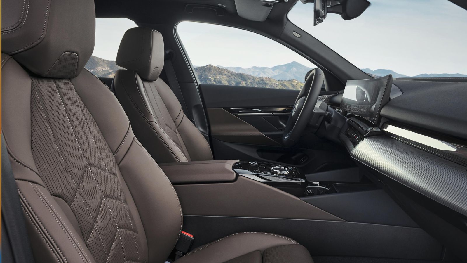 Aunque, ciertamente, no es cuero natural el que tapiza los asientos, por ejemplo, no se aprecia gran diferencia al respecto. Eso sí, no huele a cuero.