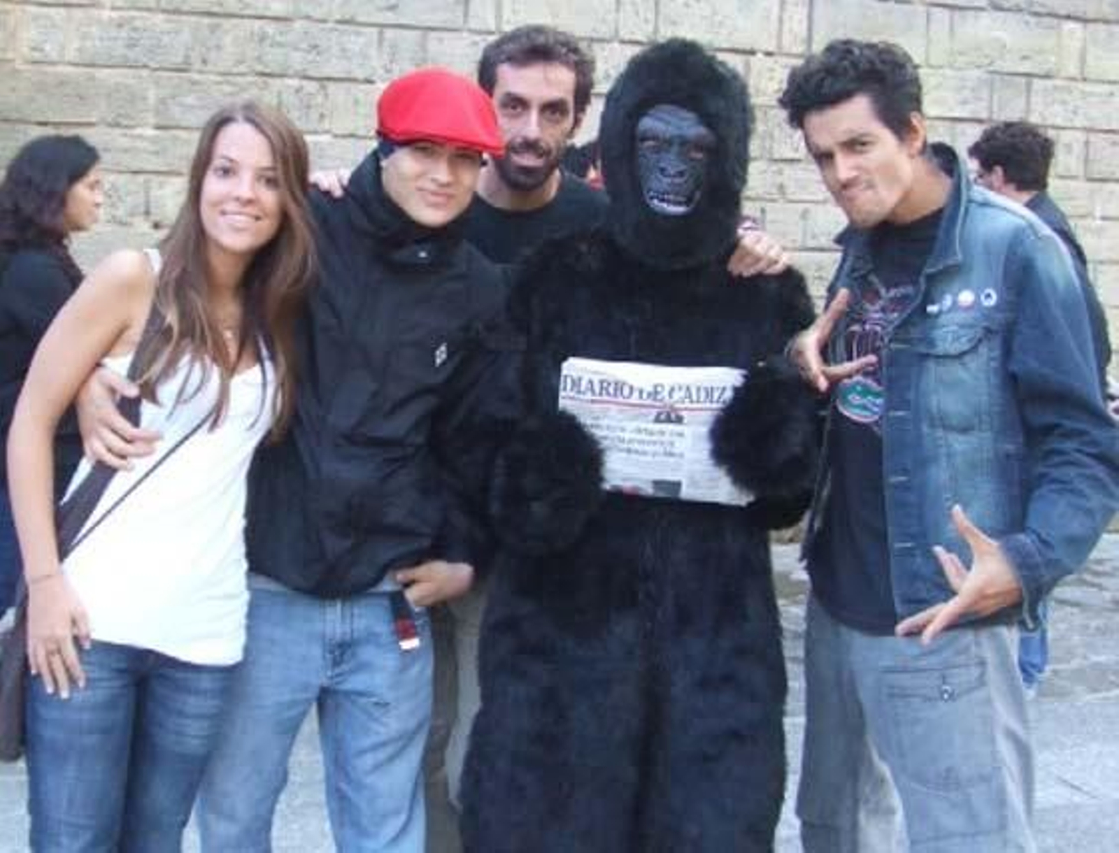 Iba para hombre, pero se quedó en mono. Eso sí, un mono muy leído, que va con su Diario a todas partes. Si te encontraste con nuestro particular monkey el sábado, búscate en esta galería. 

Foto: Senda