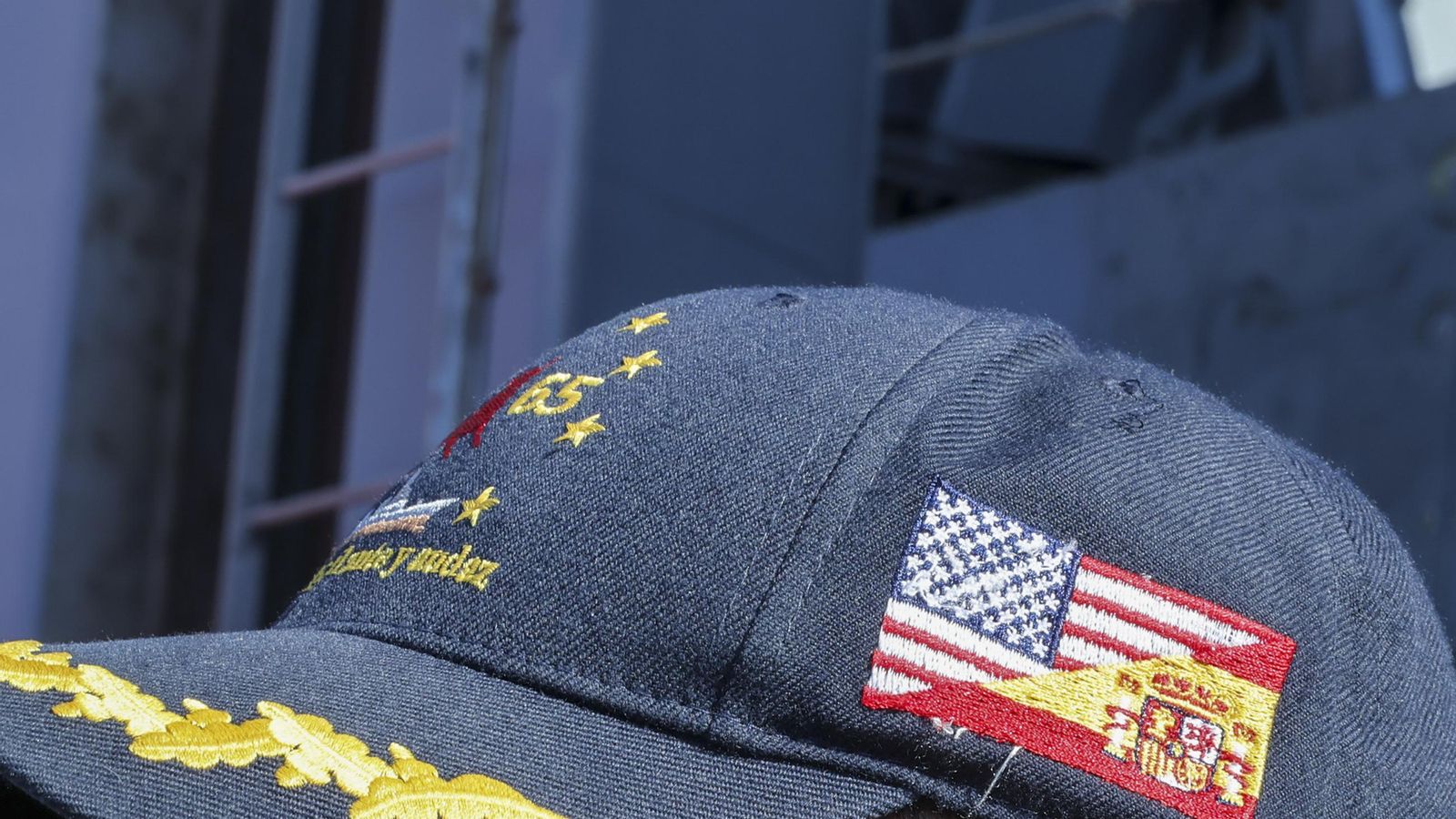 Gorra del 'Uss Oscar  Austin' con las banderas de EEUU y España.