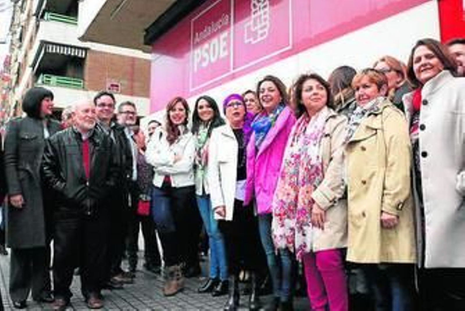 Ambrosio, ayer, con miembros de su partido en la sede del PSOE.