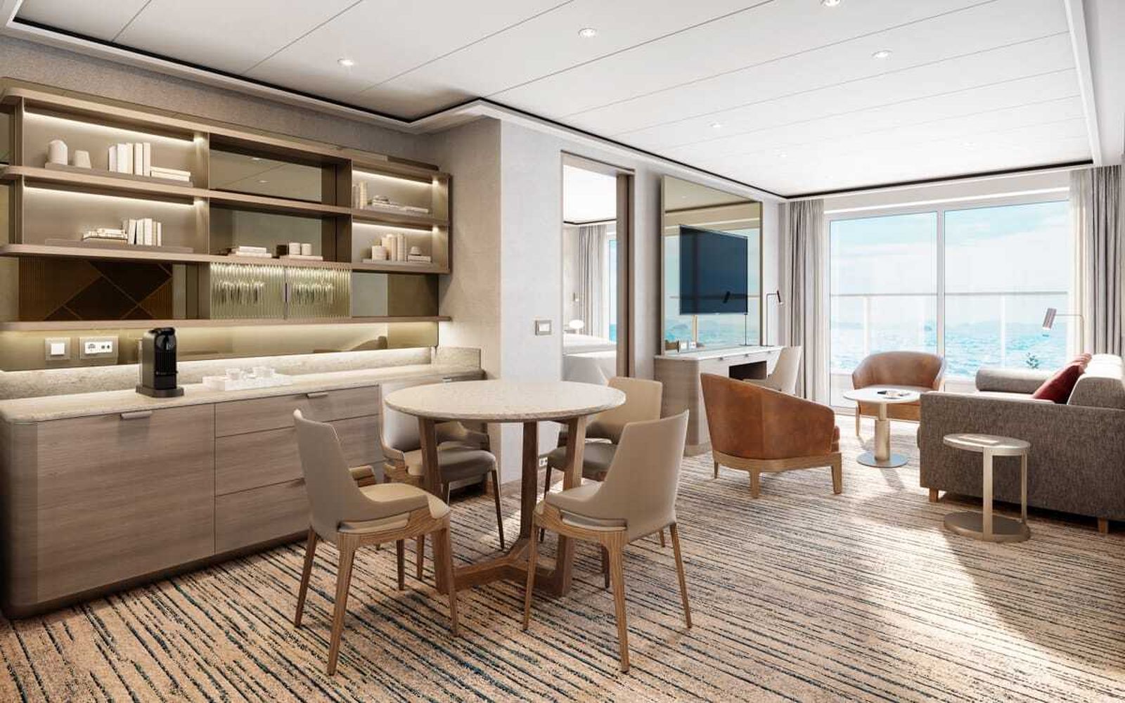 Imágenes del buque Silver Nova que visita el puerto de Cádiz