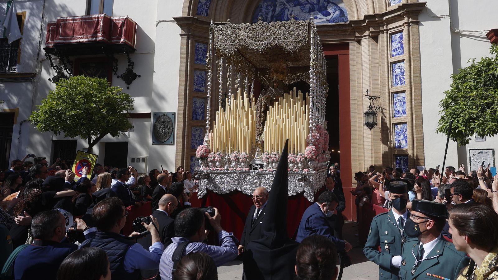 El palio de la Virgen del Patrocinio saliendo de su Basílica este Viernes Santo