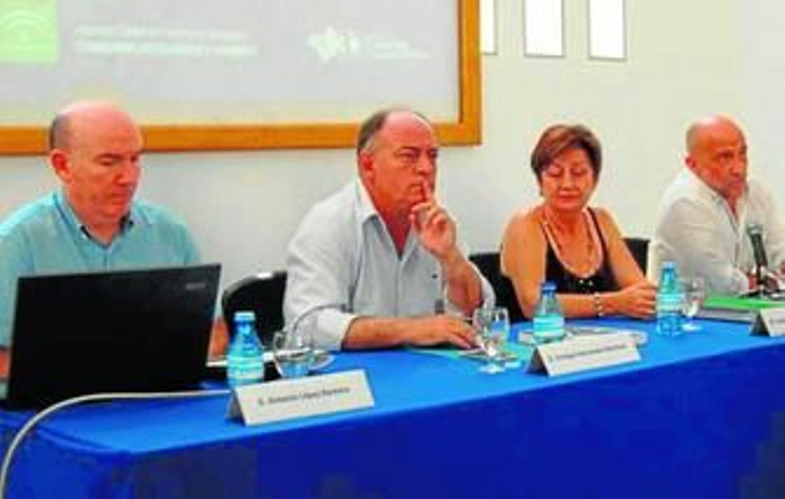 Antonio López Romero junto al alcalde de Adra, Enrique Hernando, la delegada de Obras Públicas, Encarna Caparrós y el director de la APPA, Miguel Ángel Paneque.