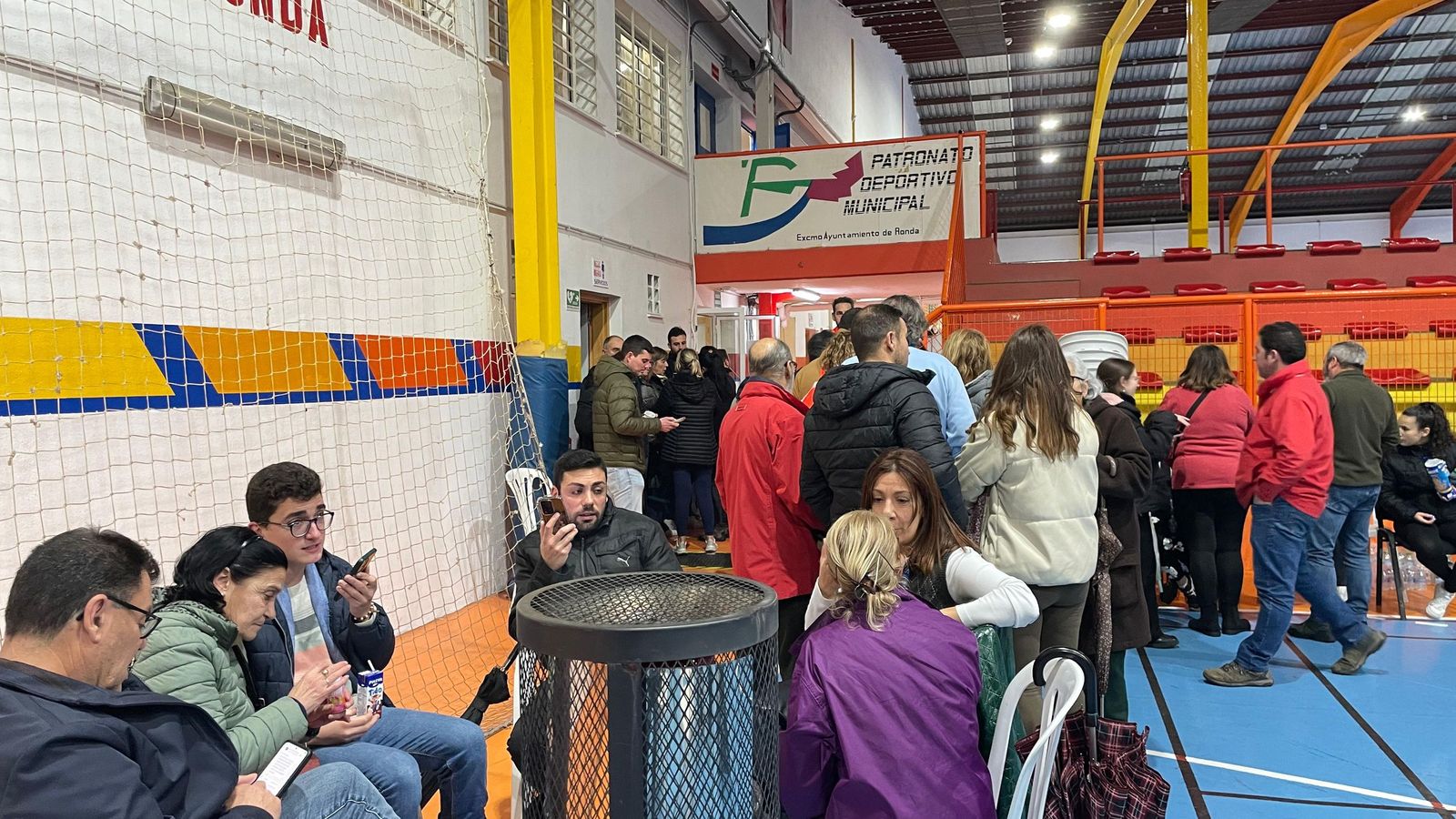 Vecinos de Grazalema llegan al del Complejo Deportivo "El Fuerte" de Ronda