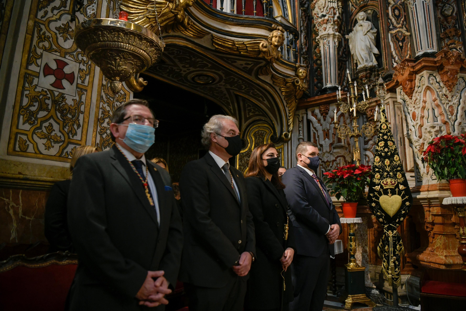 Representantes del Ayuntamiento de Granada, en el interior de la Basílica de las Angustias