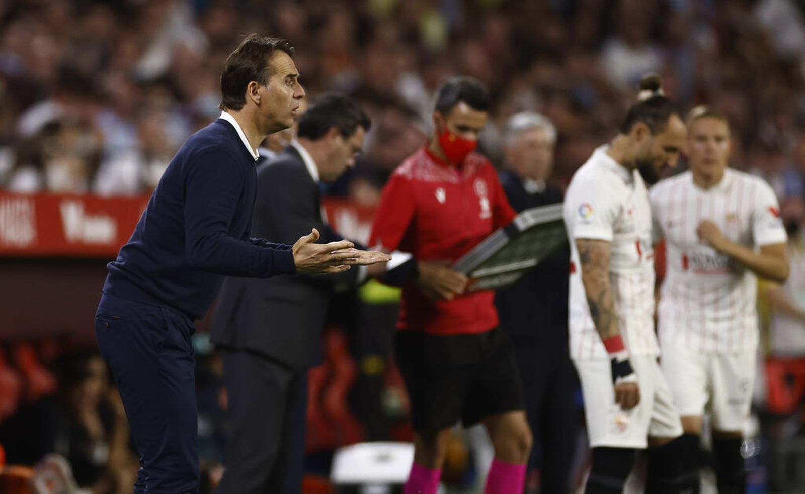 Lopetegui pide explicaciones mientras Gudelj y Augustinsson se disponen a salir.