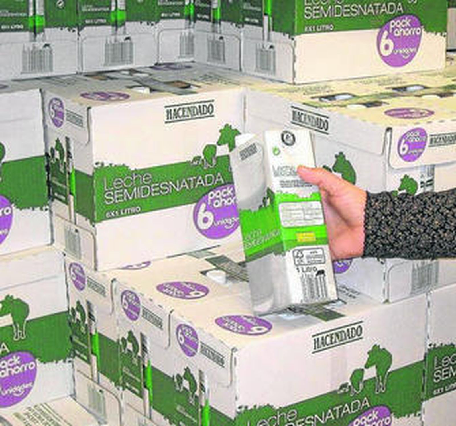 Lineal de Mercadona con la leche Hacendado, fabricada por Covap.