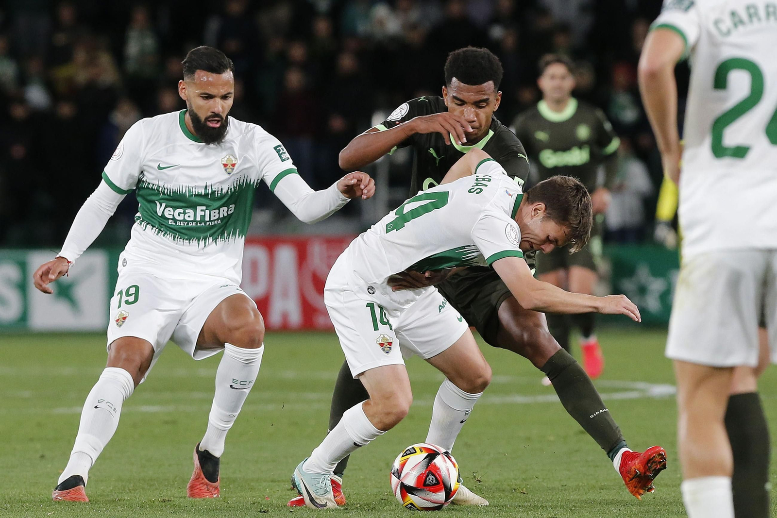 Febas trata de aguantar el cuero en un partido con el Elche. Febas trata de aguantar el cuero en un partido con el Elche.