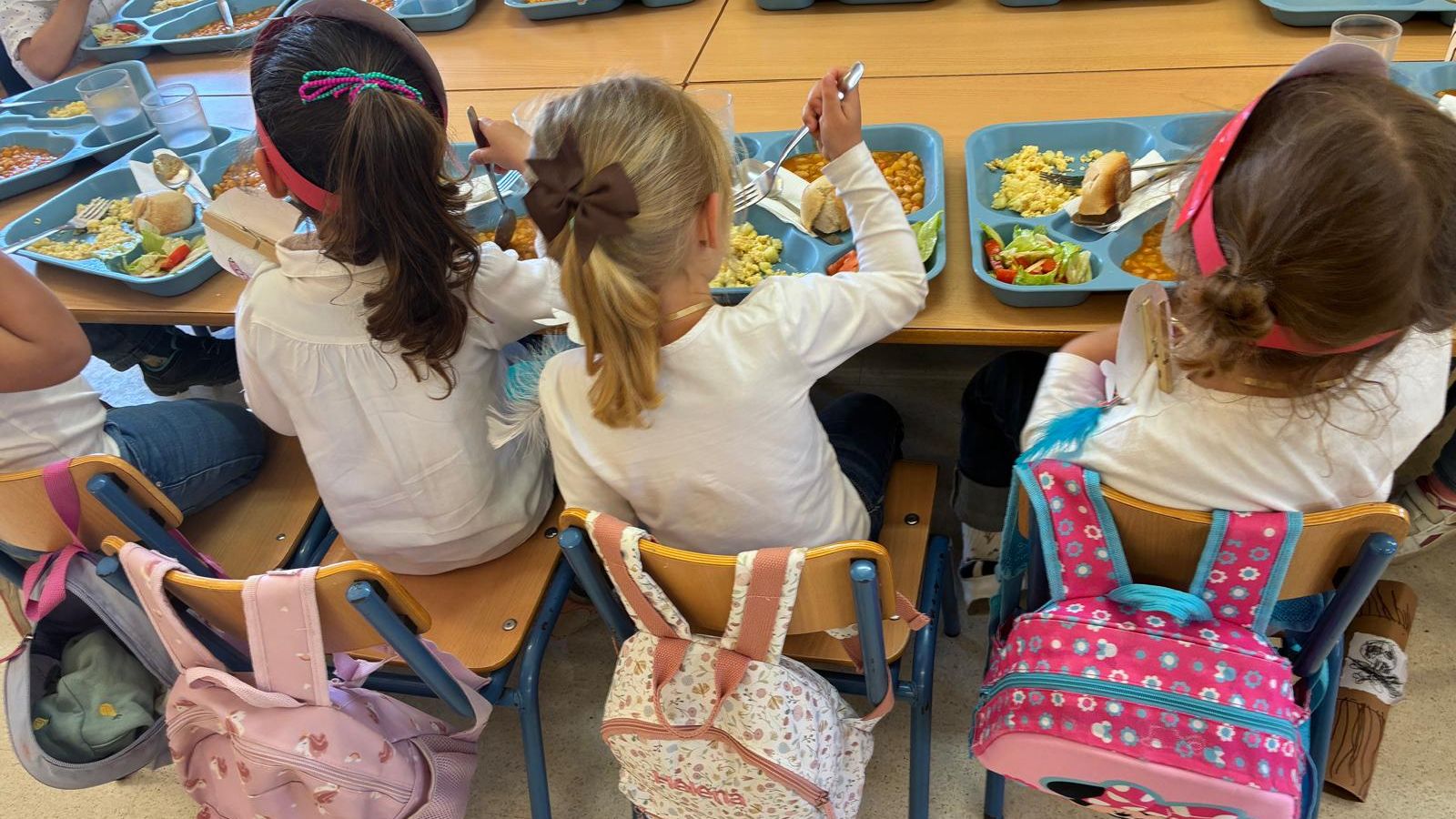 Visita del Delegado Territorial de Desarrollo Educativo y FP de la Junta al comedor escolar del CEIP Torremar de Retamar (Almería).