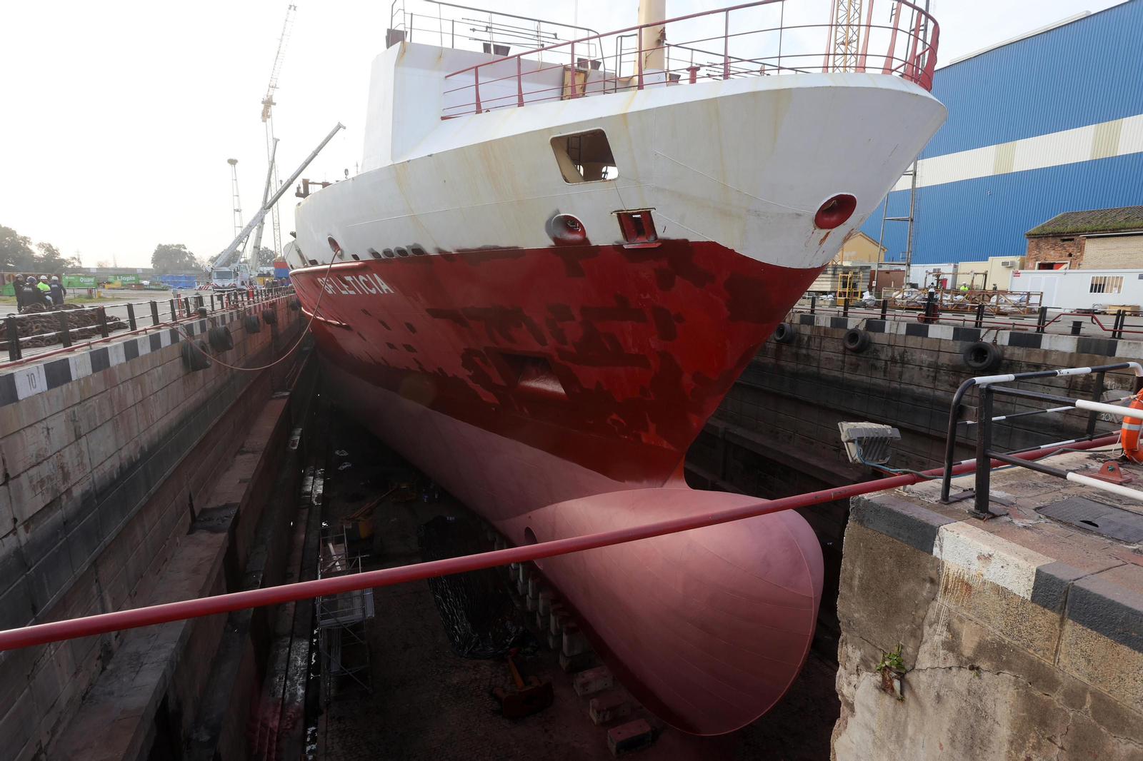 Buque en los astilleros de Sevilla.