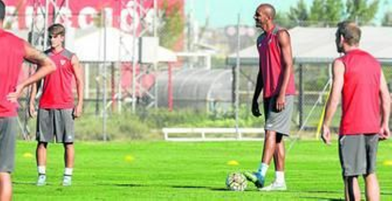 El jugador francés N'Zonzi, ante Denis Suárez y Krohn-Delhi durante un ejercicio de pretemporada.