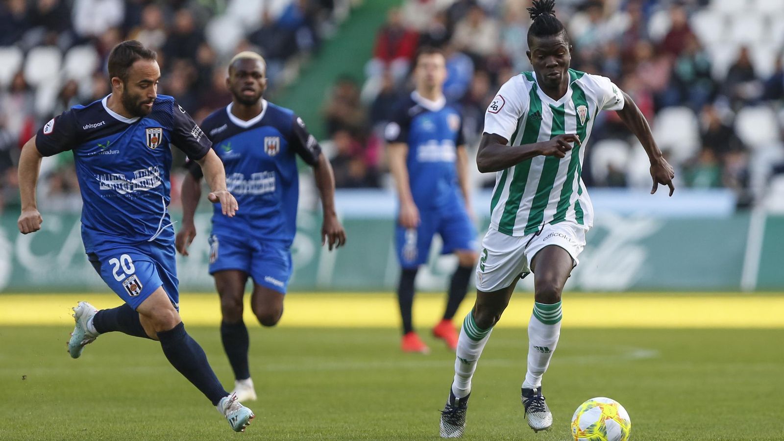 Djetei conduce el balón ante la presión de Cristo, del Mérida.