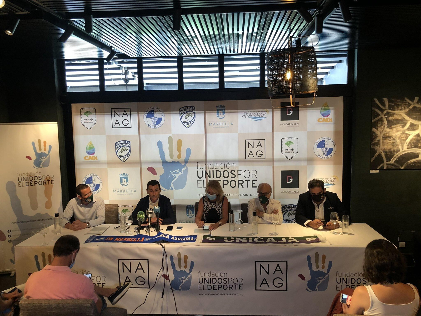 Firma del acuerdo entre el CB Marbella y el Unicaja. Firma del acuerdo entre el CB Marbella y el Unicaja.