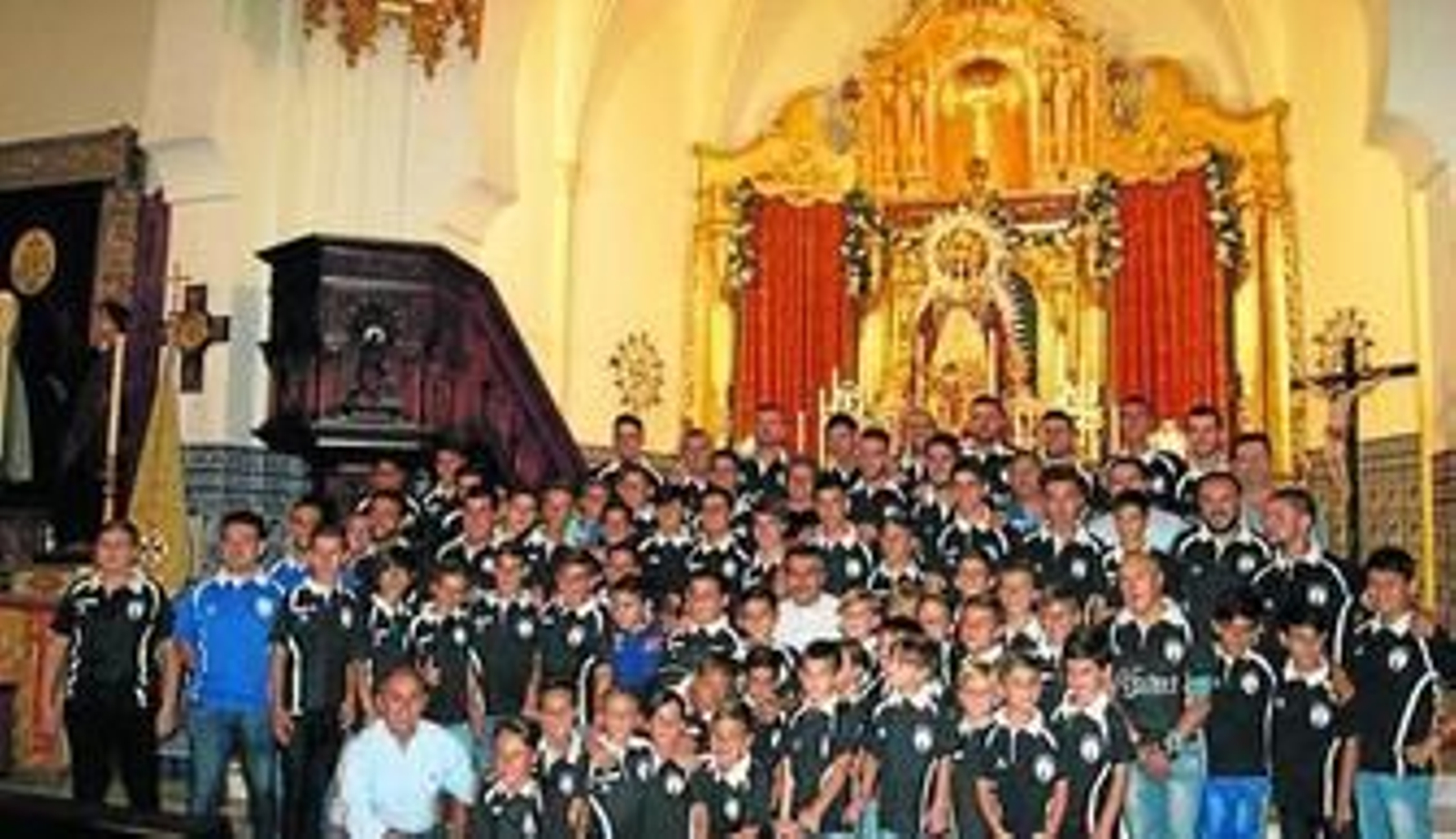 Pequeños y mayores llevaron flores y alimentos a la Patrona y alcaldesa perpetua de la localidad. Pequeños y mayores llevaron flores y alimentos a la Patrona y alcaldesa perpetua de la localidad.