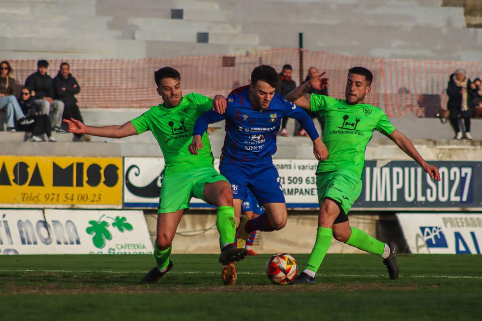 Pabo Molina (izquierda) trata de cortar el avance de un jugador del Poblense.