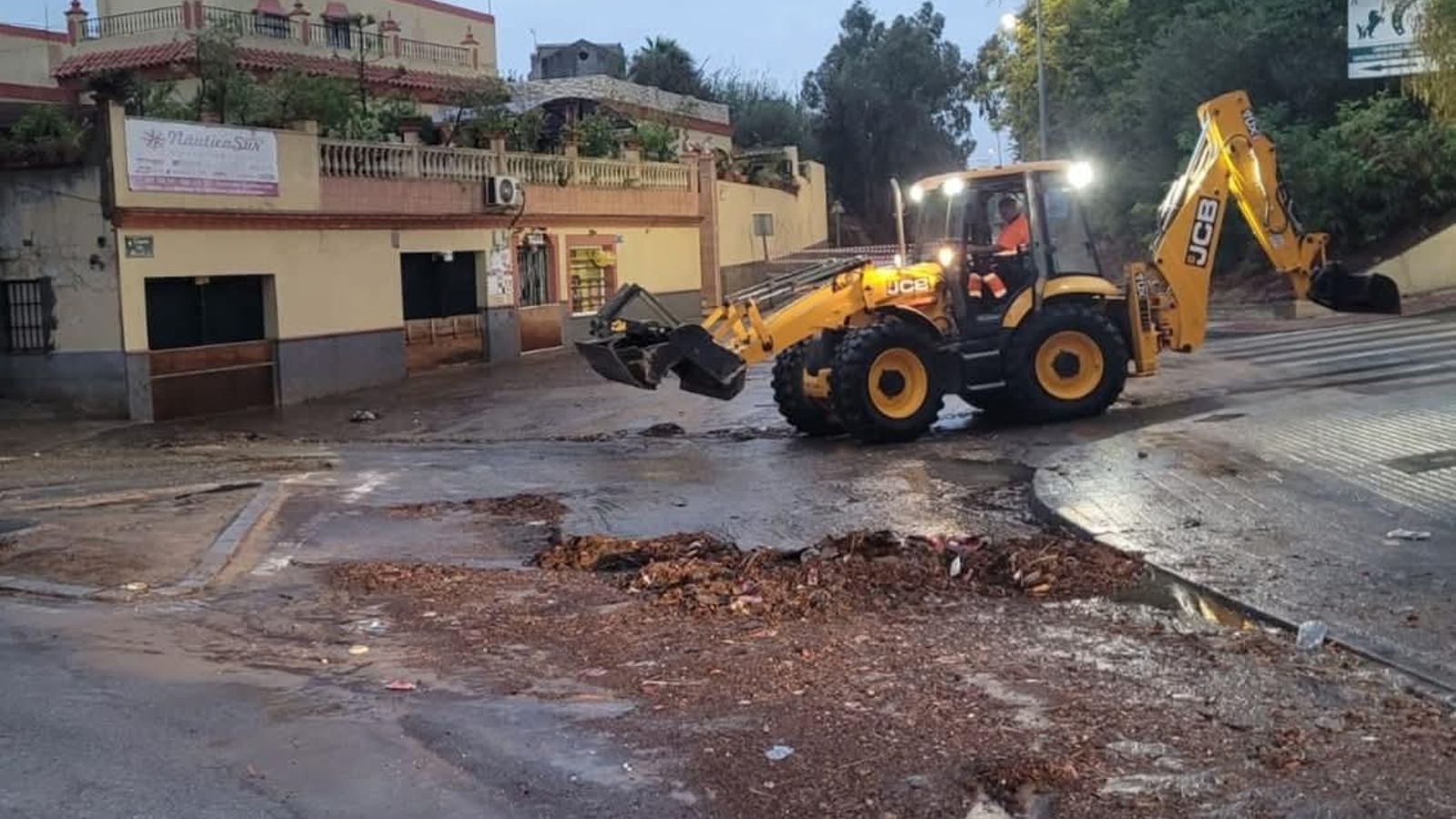 Los operarios municipales de Sanlúcar trabajando para devolver la normalizad al municipio