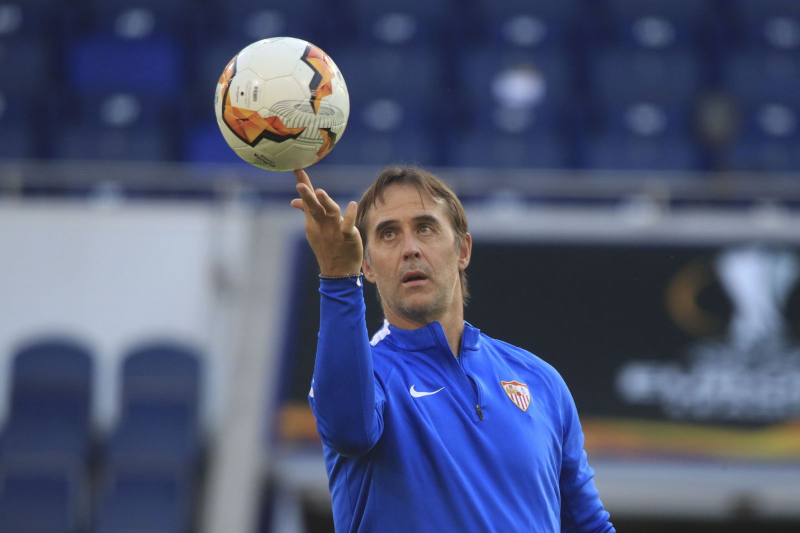 Lopetegui juguetea con un balón antes del partido con la Roma.