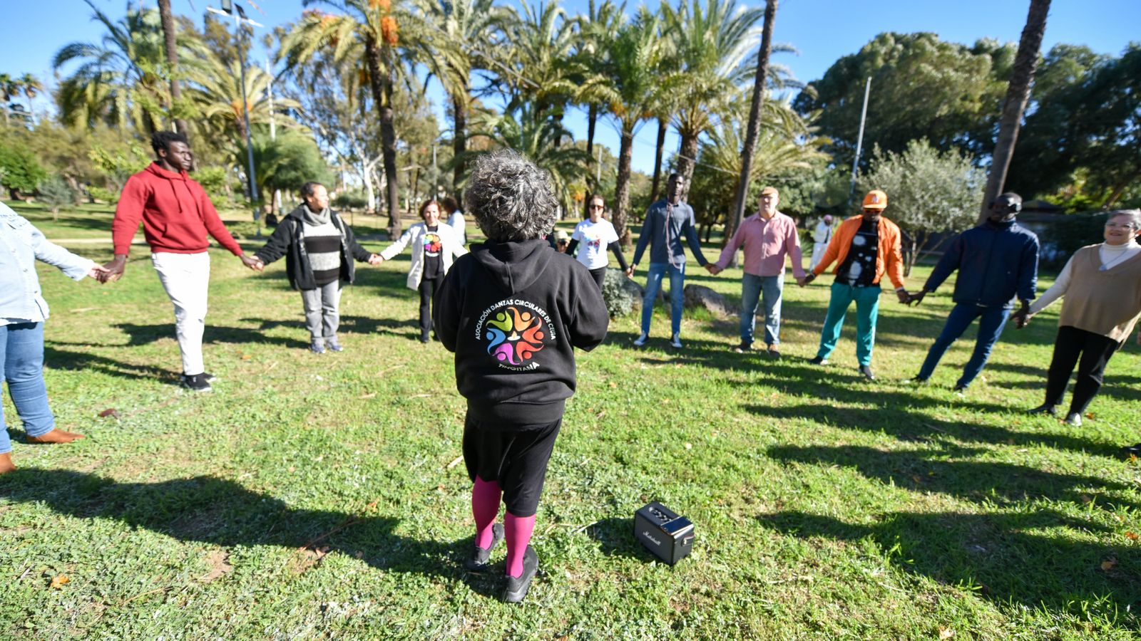 Danza circular en la parque Princesa Sofia, en imágenes