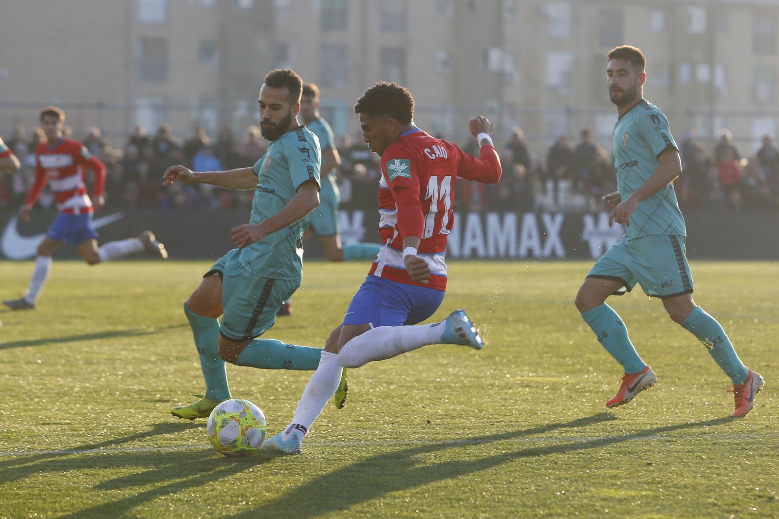 Caio se prepara para mandar un balón al área