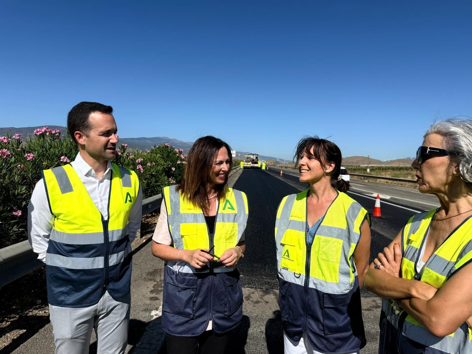 La consejera Rocío Díaz visita la renovación de los firmes
