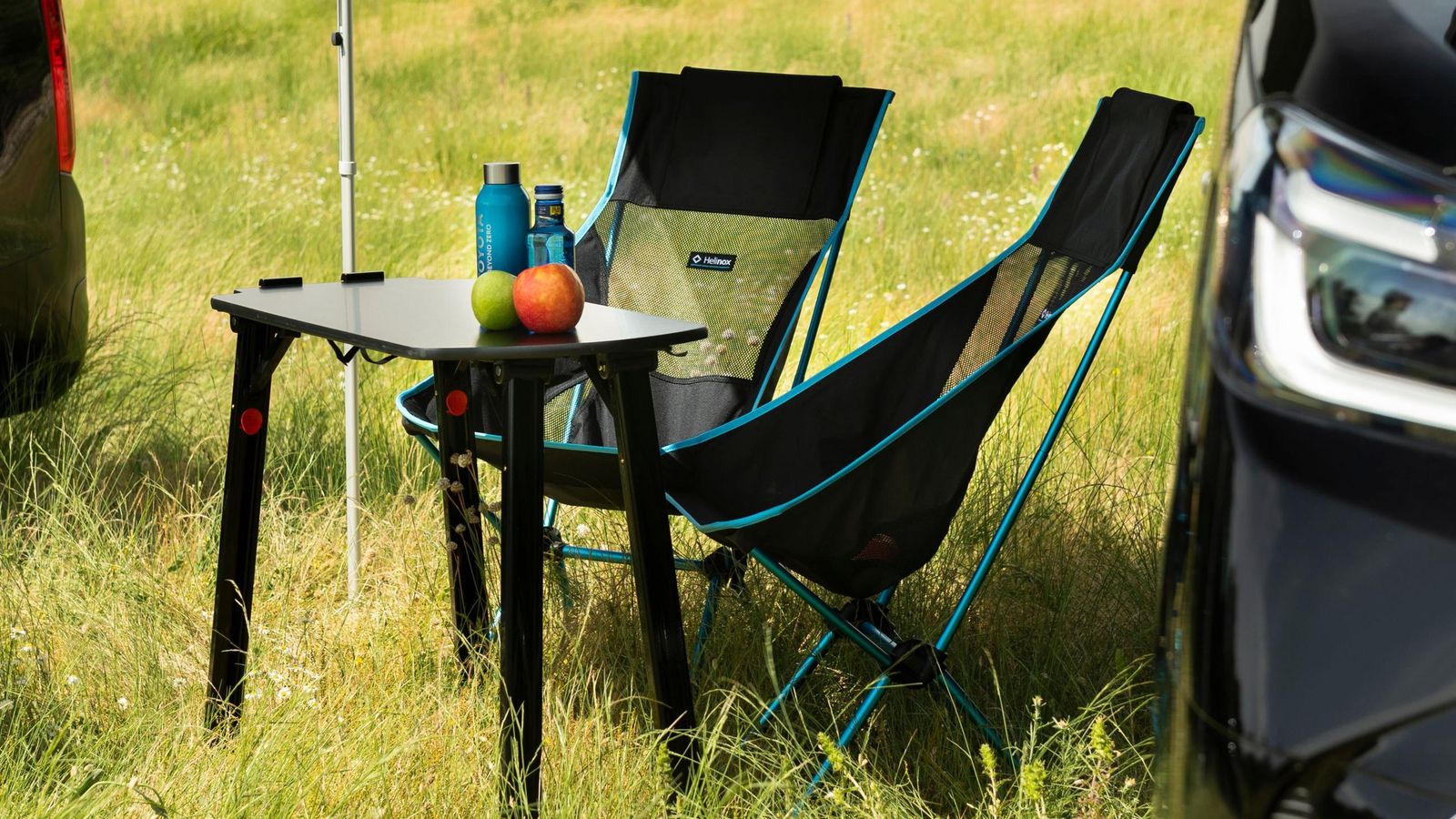 Las mesas son utilizables también en el exterior y, complementadas con sillas de camping y toldos, permiten ampliar los espacios de convivencia.