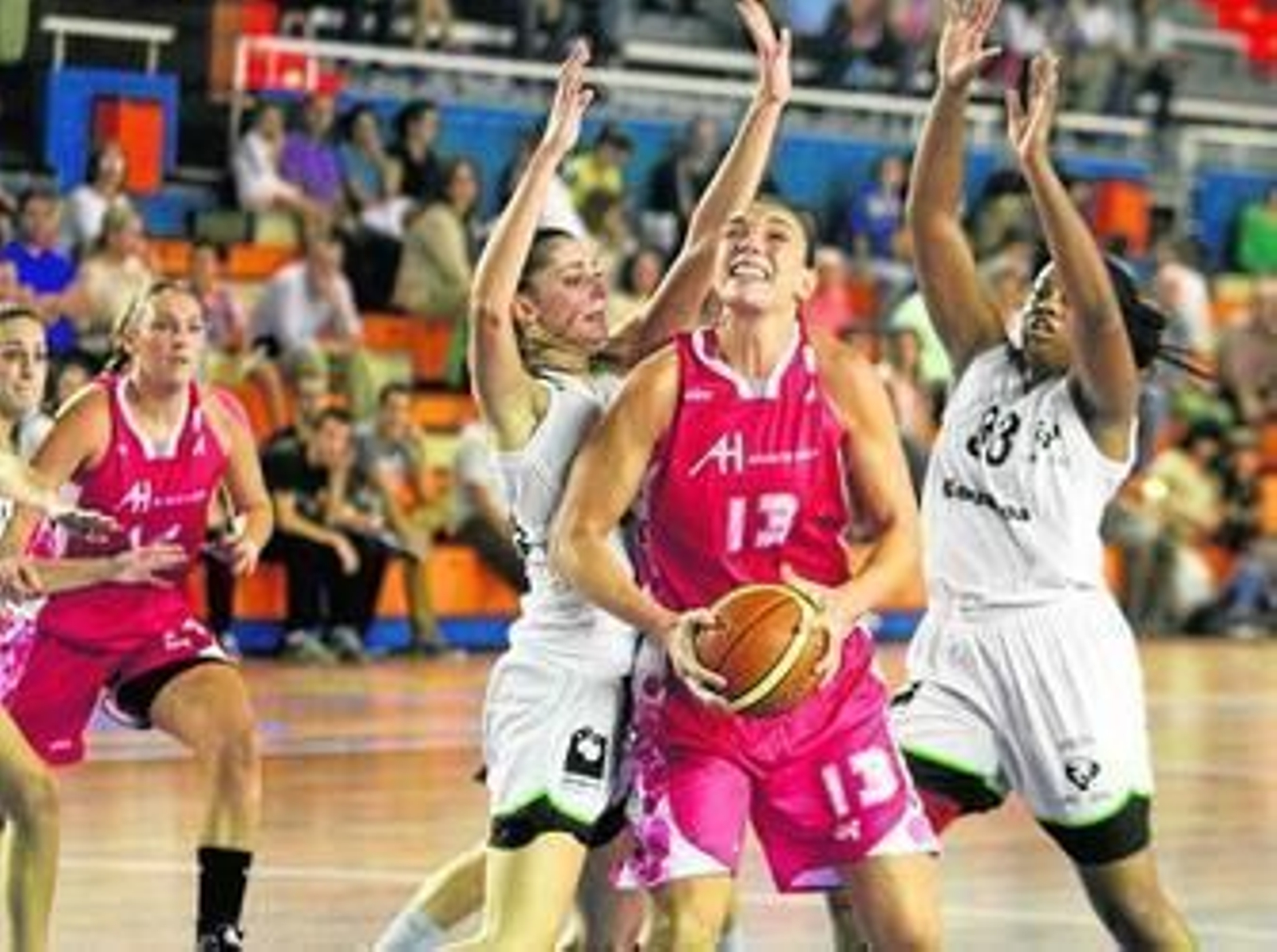 La internacional española Lucila Pascua se dispone a lanzar a canasta en el partido frente al Gipuzkoa UPV.