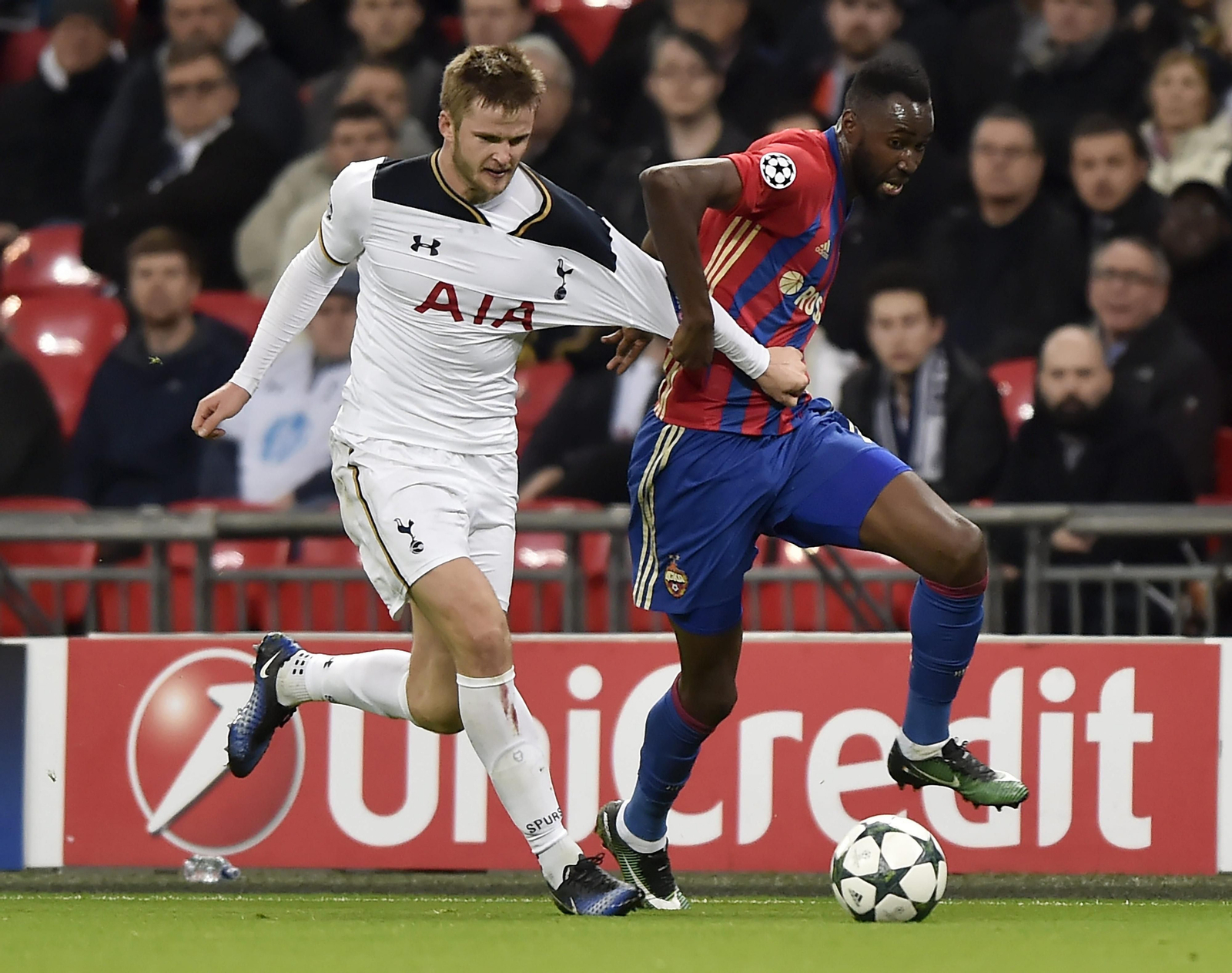 Traore pugna con Dier, jugador del Tottenham.