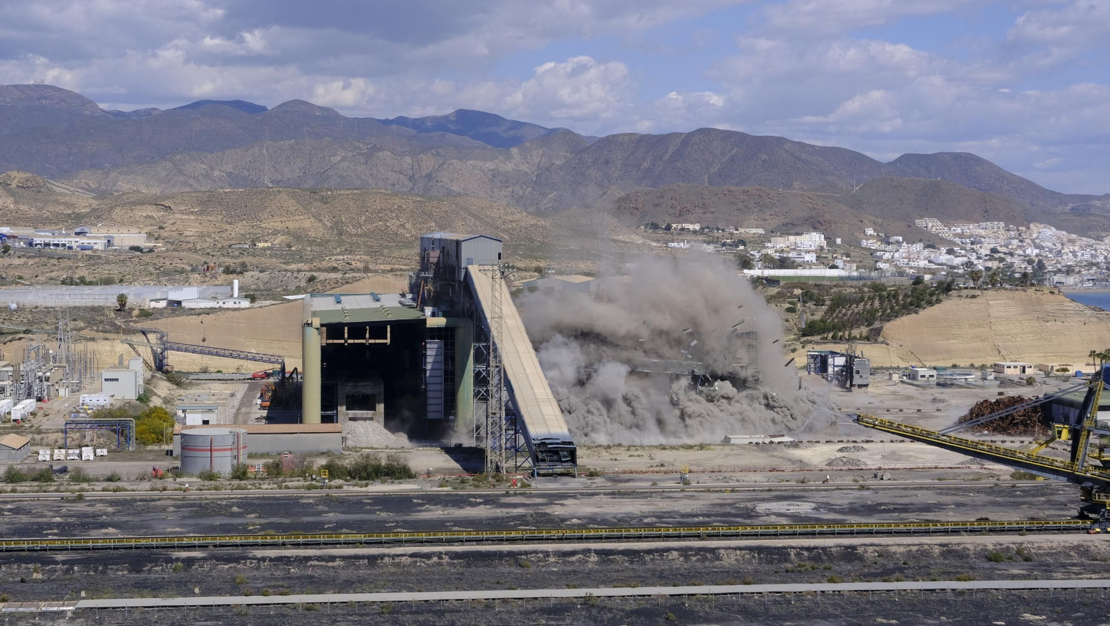 La voladura-demolición de la central térmica de Endesa en Carboneras, en imágenes