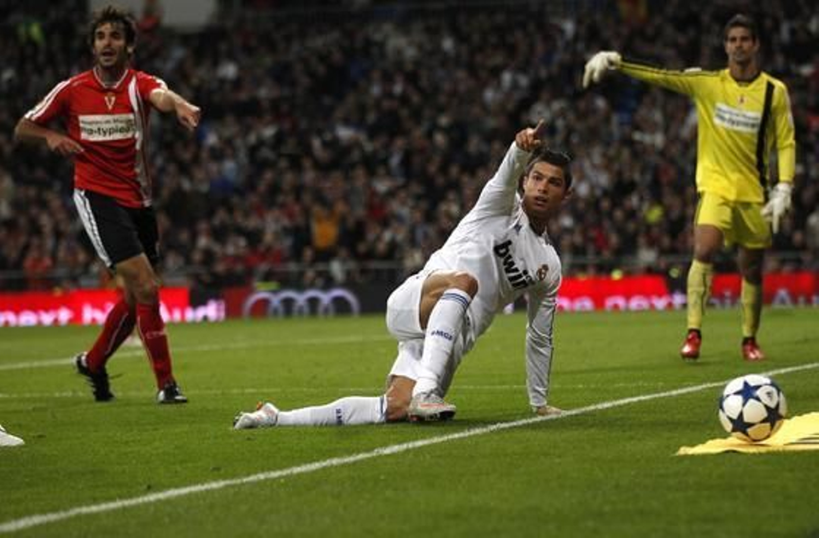 Un momento del partido entre el Real Madrid y el Murcia.  Foto: Reuters