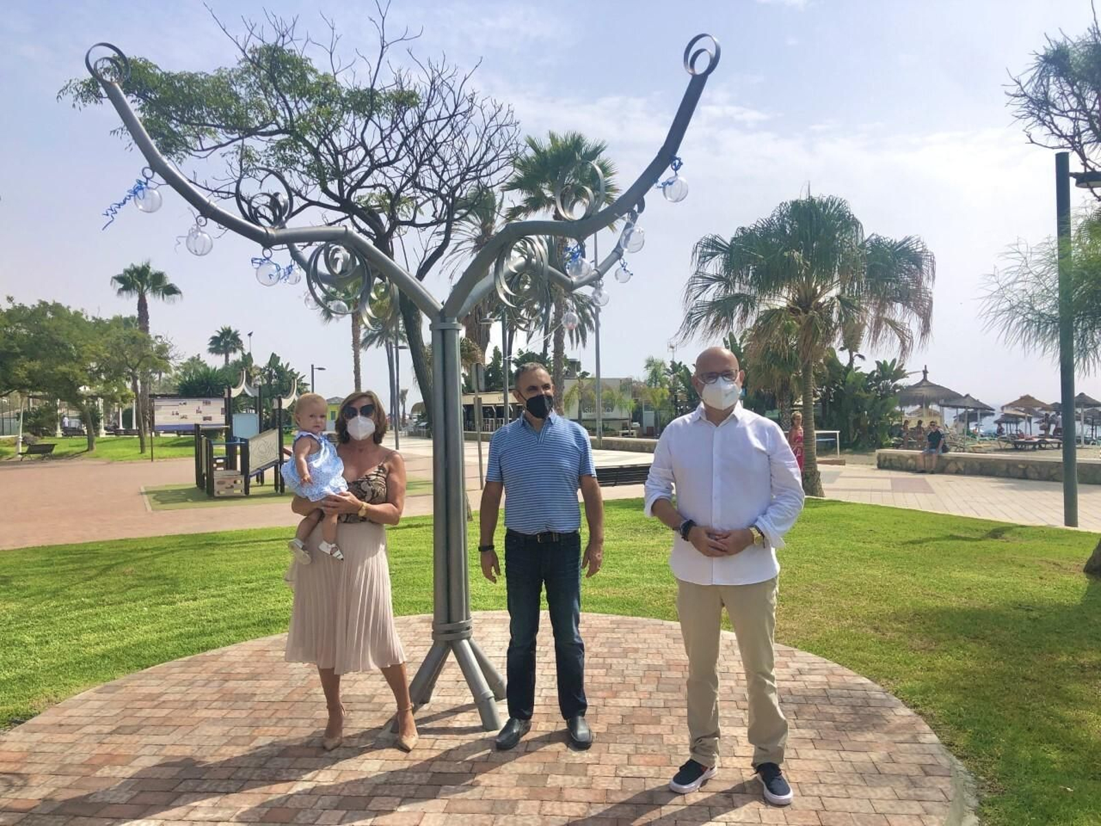 Torre del Mar inaugura su ‘árbol de los chupetes’ en el paseo marítimo Torre del Mar inaugura su ‘árbol de los chupetes’ en el paseo marítimo