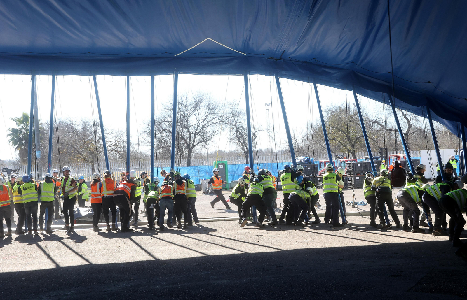 Subida de la carpa del Circo del Sol
