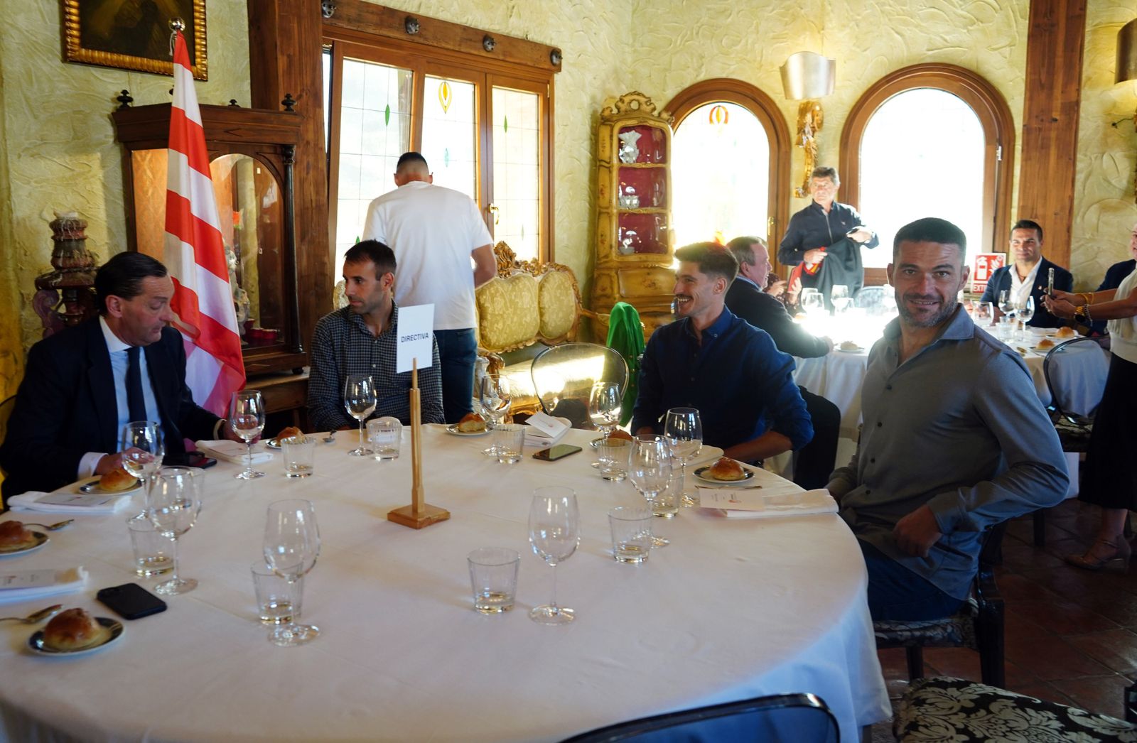 Las mejores imágenes del acto a los abonados del Granada CF con 25 y 50 años de antigüedad